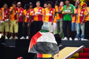 Sacha Boey Galatasaray şampiyonluk kutlamasında Filistin bayrağıyla çıktı